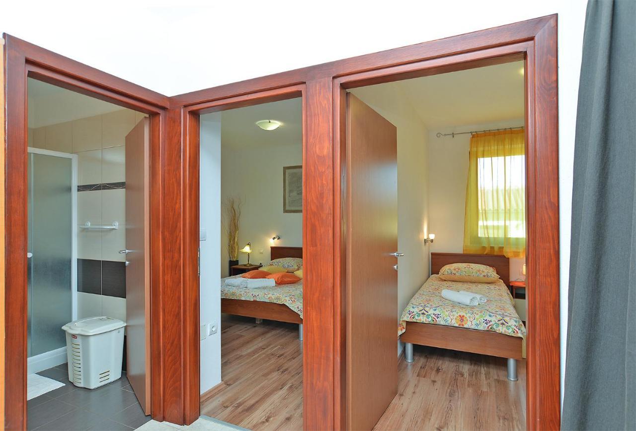Apartment Jadranko 1761 Peroj Exteriör bild